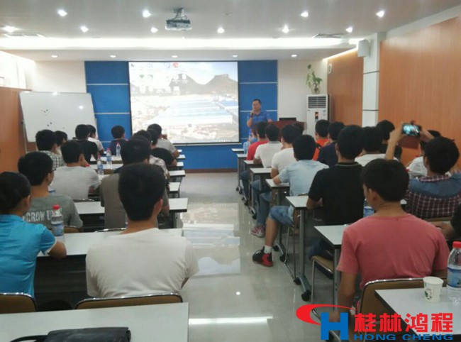 磨粉機生產(chǎn)基地桂林鴻程總裁容北國給桂林理工大學學生講解 磨粉機生產(chǎn)基地桂林鴻程總裁容北國給桂林理工大學學生講解