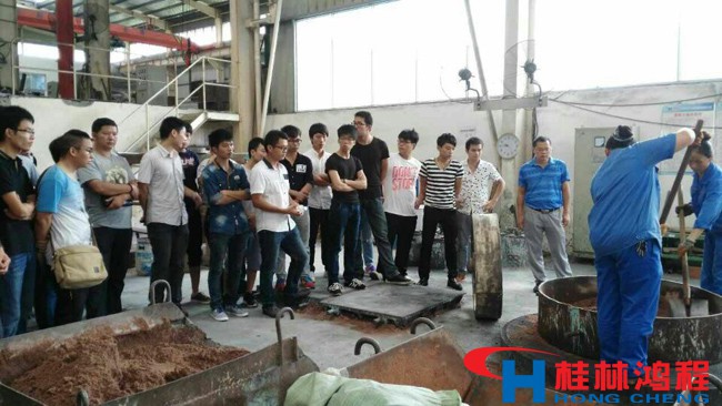 桂林理工大學學生參觀桂林鴻程磨粉機生產(chǎn)車間 桂林理工大學學生參觀桂林鴻程磨粉機生產(chǎn)車間