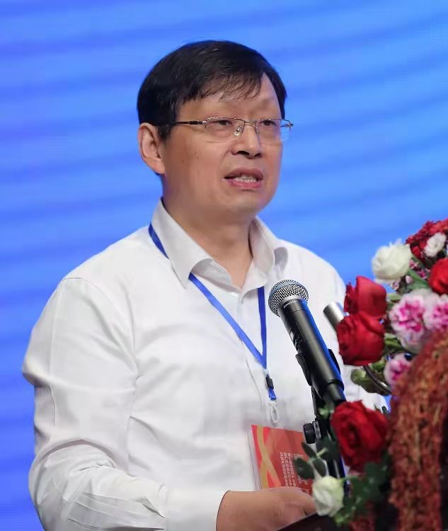 廣西大學校長助理、廣西碳酸鈣產業化工程院常務副院長、廣西碳酸鈣行業協會會長童張法圖片來源：廣西碳酸鈣產業化工程院